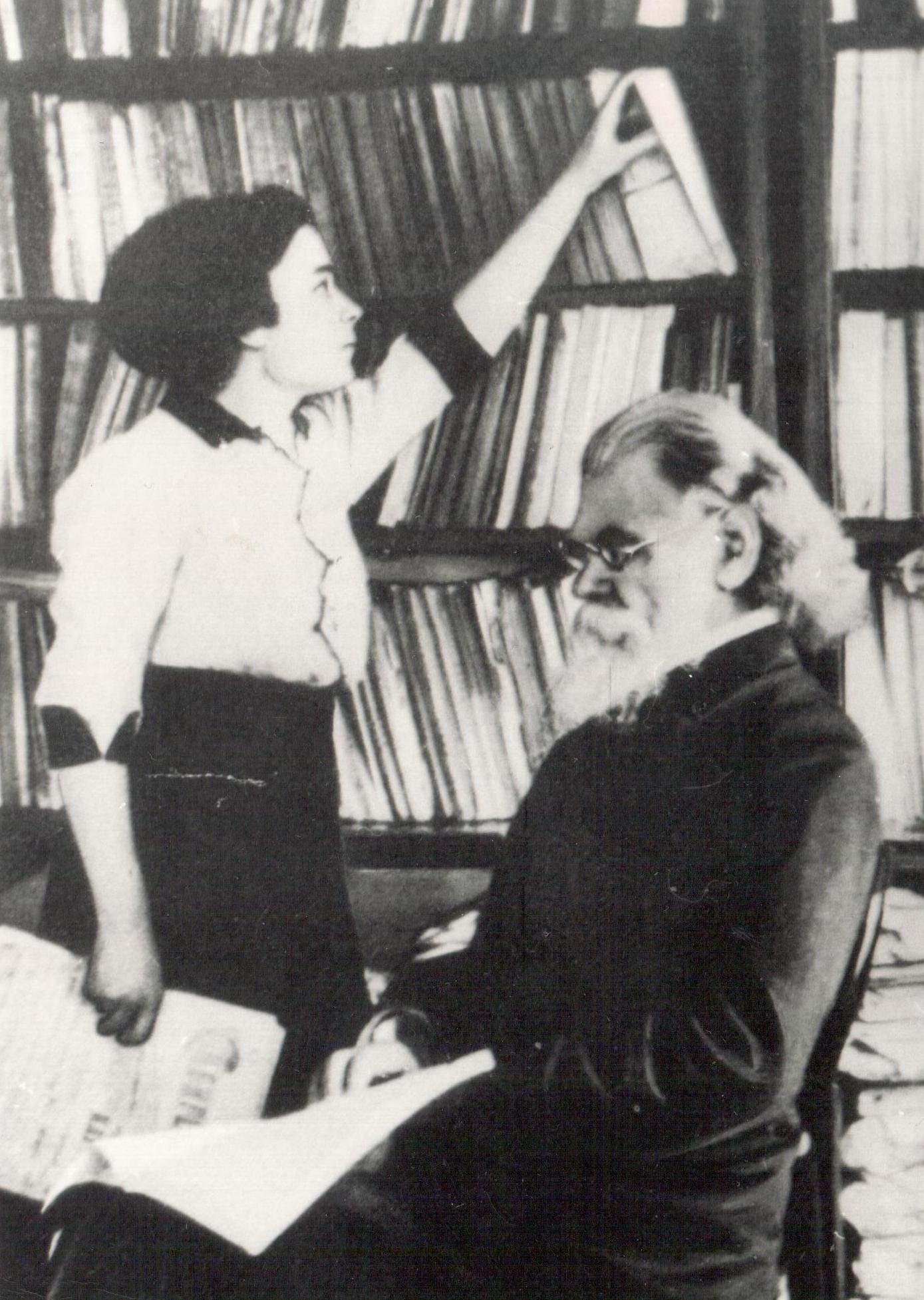 в кабинете со своей помощницей 1915 г. Томск